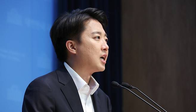 개혁신당 이준석 대선 후보가 30일 서울 여의도 국회 소통관에서 기자회견을 열고 더불어민주당 등이 발의한 본인의 징계안과 관련해 입장을 밝히고 있다.