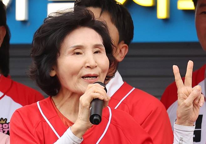 김문수 국민의힘 대선 후보 배우자 설난영 여사가 31일 서울 동작구 중앙대병원 앞 광장에서 김 후보의 지지를 호소하며 집중유세를 하고 있다. 뉴시스