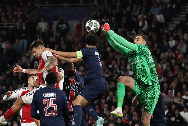 <yonhap photo-2079=""> PSG 골키퍼 돈나룸마의 선방 장면. EPA=연합뉴스 </yonhap>