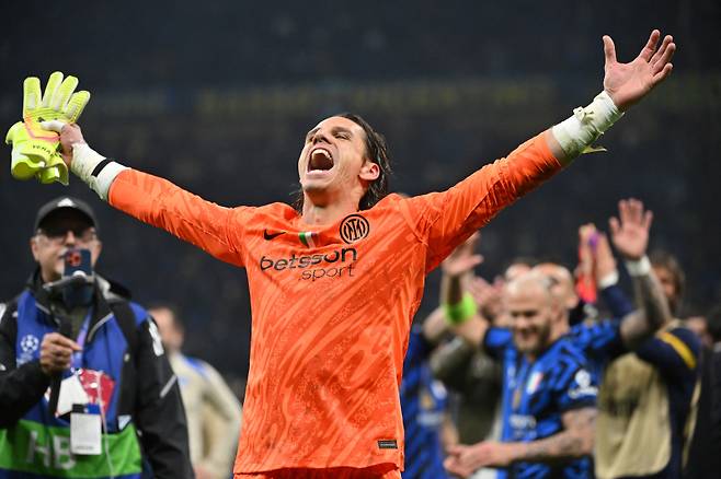 <yonhap photo-2938=""> 포효하는 인터밀란 골키퍼 얀 조머. 신화=연합뉴스</yonhap>