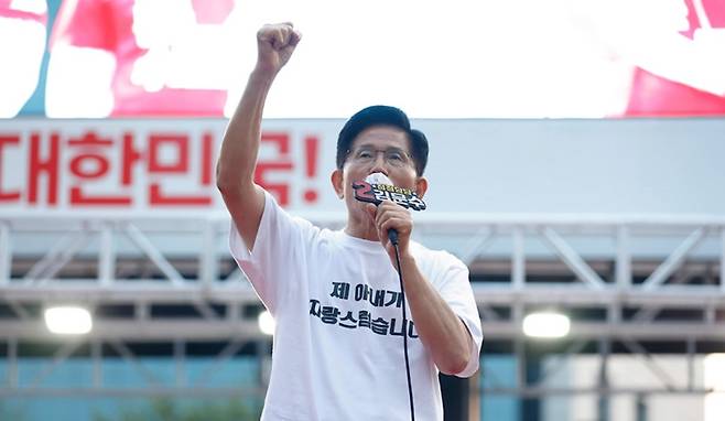 김문수 후보가 30일 강원 원주 중앙청과 앞에서 메시지가 적힌 티셔츠를 입고 유세를 하고 있다. (국민의힘)