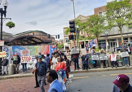 미국 매사추세츠주 케임브리지 하버드대에서 졸업식이 열린 29일(현지시간) 이 학교 캠퍼스 인근에서 팔레스타인 가자지구 전쟁 중단을 촉구하는 집회가 열리고 있다. 케임브리지=김형구 특파원