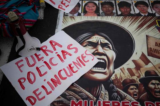 지난 14일(현지시간) 페루 리마에서 열린 반정부 시위에서 스페인어로 '부패한 경찰을 몰아내자'라고 쓰인 표지판이 바닥에 놓여 있다. AFP=연합뉴스