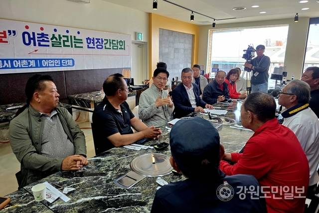 ▲ 김문수 국민의힘 대선 후보가 31일 강릉 주문진 한 음식점에서 지역 어업인들과 간담회를 갖고 현안을 듣고 있다.황선우 기자