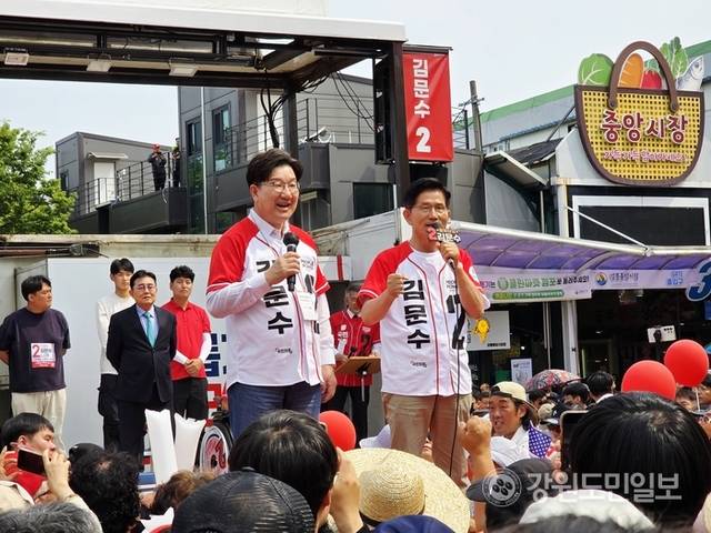 ▲ 김문수 국민의힘 대선 후보와 권성동(강릉) 국민의힘 원내대표가 31일 강릉 월화거리를 찾아 유세하며 민심을 공략하고 있다. 황선우 기자