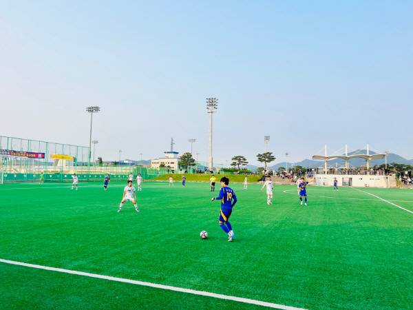 제46회 대한축구협회장배 고교 축구대회 대망의 결승전에서 매탄고와 현대고가 격돌한다. 사진은 30일 열린 준결승 현대고와 현풍고의 경기 장면. 경남축구협회 제공