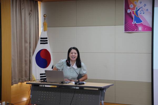 이주현 소설가가 지난 5월 22일 부산지방법원 동부지원 대회의실에서 ‘그린 북 클럽 인문 특강’ 강사로 나와 열강하고 있다.