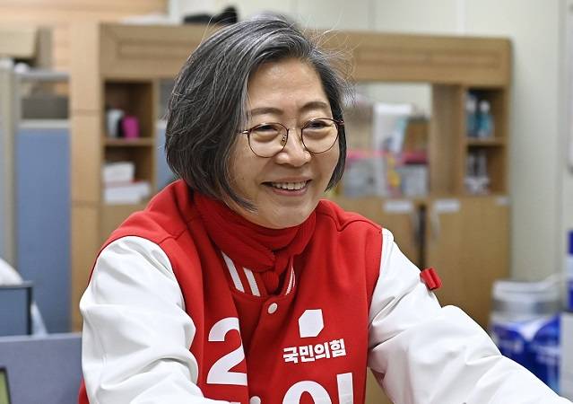 22대 총선 후보 등록 첫날인 2024년 3월 21일 이수정 국민의힘 후보가 경기도 수원 영통구 선거관리위원회에서 등록하고 있다. 뉴시스