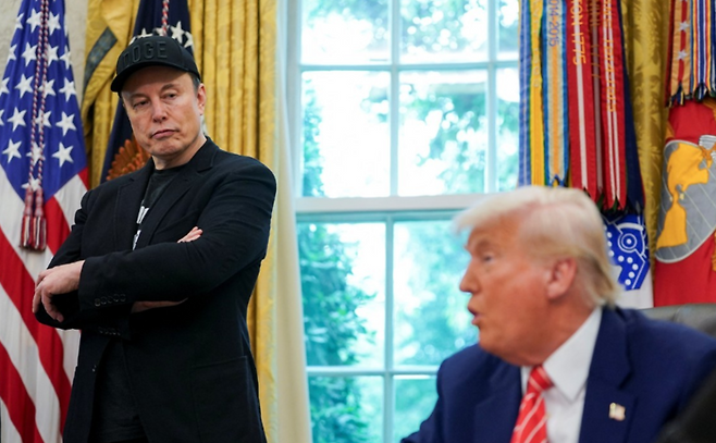 트럼프 대통령의 발언 모습을 지켜보는 머스크 / 사진=로이터 연합뉴스