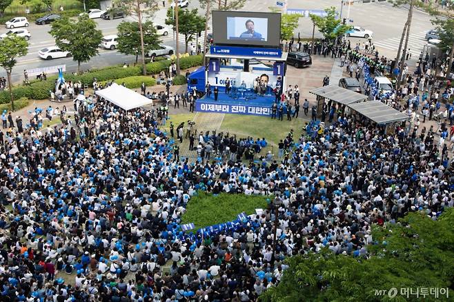 이재명 더불어민주당 대통령 후보가 31일 오후 충북 청주시 오창프라자 앞 광장에서 시민들에게 지지를 호소하고 있다. 2025.5.31/뉴스1 Copyright (C) 뉴스1. All rights reserved. 무단 전재 및 재배포, AI학습 이용 금지. /사진=(청주=뉴스1) 이재명 기자