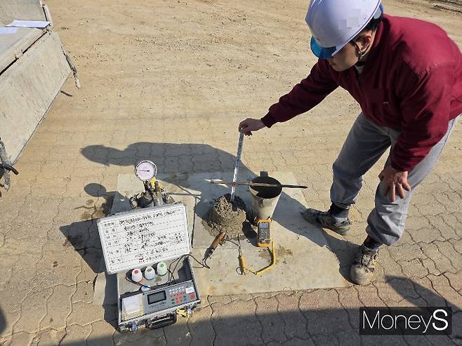 지난 5월12일 건설현장에서 콘크리트 공기량 슬럼프 염화물 시험 중인 이호준씨의 모습. /사진=유찬우 기자