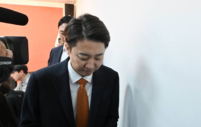 이준석 개혁신당 대선 후보가 29일 오전 서울 여의도 국회에서 긴급기자회견을 열고 지난 3차 TV 토론회에서 여성 신체에 대한 표현으로 논란이 되는 것과 관련해 입장을 밝힌 뒤 회견장을 나서고 있다. 임세준 기자