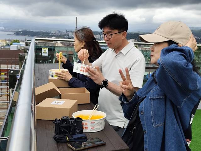‘뚜벅아, 라면 묵호 갈래?’ 1회차 참가자들이 묵호항을 바라보며 라면을 먹고 있다. 동해문화관광재단