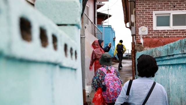 ‘소규모 단체형’ 프로그램은 여행작가를 따라 골목길을 걷는 색다른 재미가 있다. 동해문화관광재단