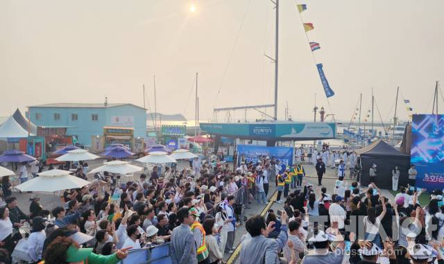 ▲화성시민들이 뱃놀이 축제 개막식 공연을 펜스 너머에서 지켜보고있다. ⓒ프레시안 (김수인)