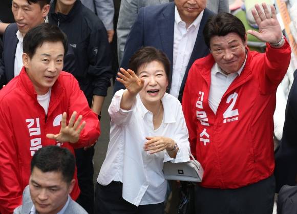 손 흔드는 박근혜 - 박근혜 전 대통령이 31일 오후 대구 중구 서문시장을 찾아 구름 인파 속을 지나며 시민들과 인사하고 있다. 2025.5.31. 뉴스1