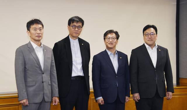 김범석 기획재정부 장관 직무대행 1차관이 30일 서울 중구 은행회관에서 열린 '거시경제·금융현안 간담회' 시작에 앞서 기념 촬영하고 있다. 왼쪽부터 이복현 금융감독원장, 이창용 한국은행 총재, 김범석 직무대행, 김병환 금융위원장. 사진 제공=기획재정부.