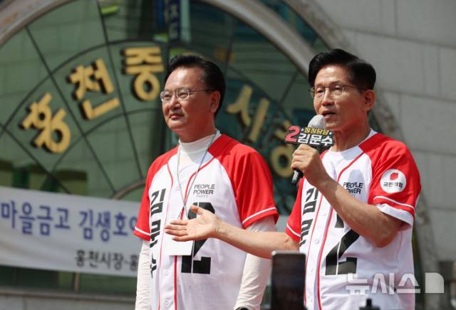 김문수 국민의힘 대선 후보가 31일 강원 홍천 꽃뫼공원에서 홍천군·횡성군·영월군·평창군 합동유세를 하고 있다. 뉴시스