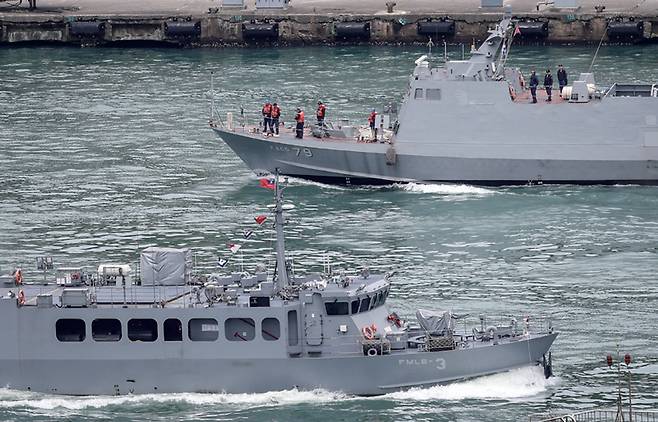 4월2일 대만 기륭시 인근 기륭항에서 대만 해군의 광화 6형 미사일 보트(위쪽)와 민장급 기뢰부설함이 순찰을 하고 있다. ⓒEPA 연합