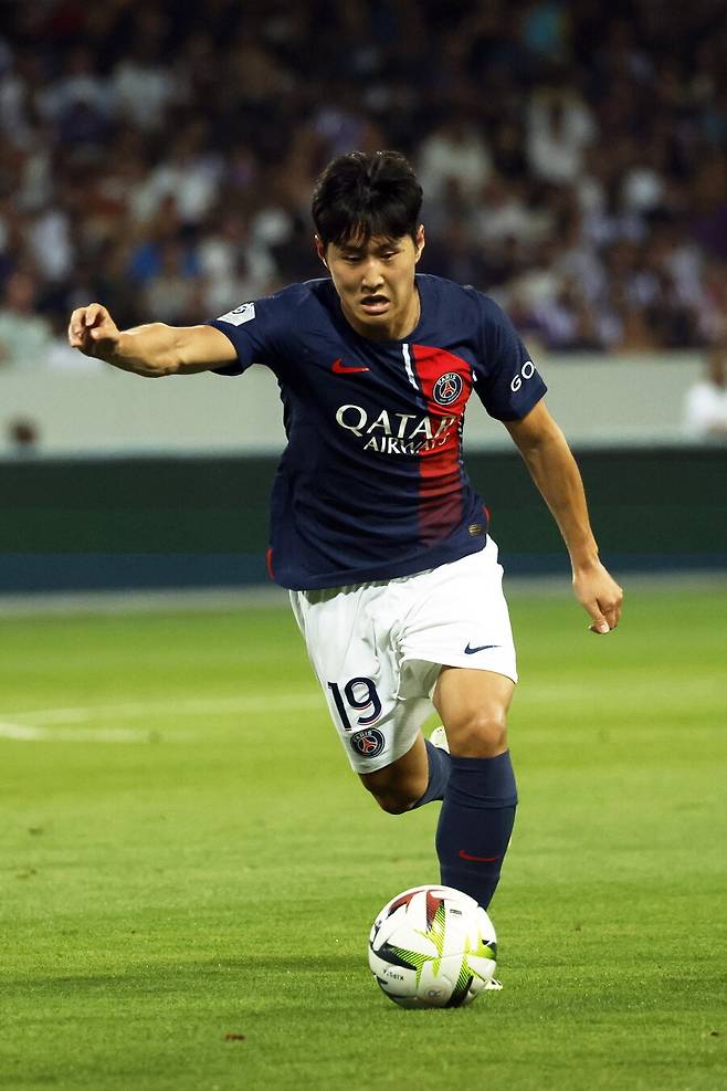 ▲ 이강인은 2021년 프로 데뷔팀이었던 발렌시아를 떠나 마요르카에 입단했다. 이후 마요르카 첫 시즌은 아쉬웠지만, 두 번째 시즌이었던 2022-23시즌 자신의 재능을 마음껏 뽐냈다. 화려한 드리블과 날카로운 킥으로 팀의 공격 작업을 담당했다. 이강인은 해당 시즌 모든 대회 39경기에 출전해 6골 6도움을 기록했다. 그리고 이러한 활약을 바탕으로 파리 생제르맹에 입단했다. ⓒ 연합뉴스/AFP