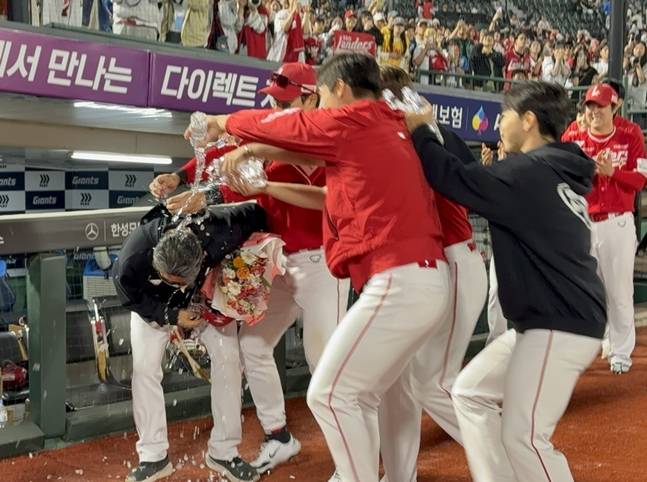 이숭용 감독에게 케이크를 묻히고 있는 선수들. /사진=SSG 랜더스