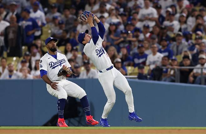31일 미국 캘리포니아주 로스앤젤레스의 다저스타디움에서 열린 2025 미국프로야구 메이저리그 뉴욕 양키스와 LA 다저스의 경기, 9회초를 앞두고 대수비로 교체 출전한 다저스 김혜성이 1이닝을 소화했다. REUTERS 연합뉴스