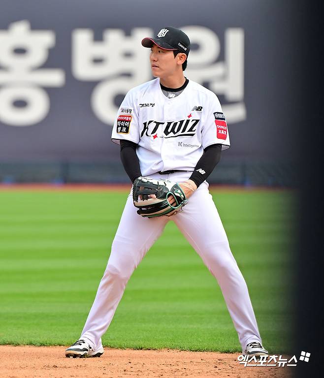 31일 오후 수원KT위즈파크에서 열린 '2025 신한 SOL Bank KBO리그' KIA 타이거즈와 KT 위즈의 경기, 5회초 2사 1,2루 KT 오윤석이 KIA 오선우의 내야땅볼때 송구실책을 한 후 아쉬워하고 있다. 수원, 김한준 기자