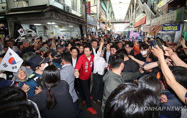 대구 시민에게 인사하는 박근혜 (대구=연합뉴스) 김현태 기자 = 박근혜 전 대통령이 31일 오후 대구 중구 서문시장을 방문해 시민들에게 손을 흔들며 인사하고 있다. 2025.5.31 mtkht@yna.co.kr