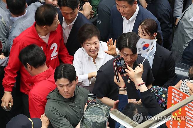 서문시장 찾아 인사하는 박근혜 (대구=연합뉴스) 김현태 기자 = 박근혜 전 대통령이 31일 오후 대구 중구 서문시장을 방문해 시민들에게 인사하고 있다. 2025.5.31 mtkht@yna.co.kr