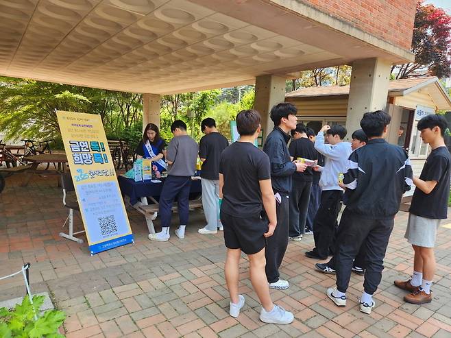▲ 고양시 일산동구 중산동에 있는 안곡고등학교에서 실시한 찾아가는 금연클리닉 및 세계 금연의 날 캠페인. /사진제공=고양시