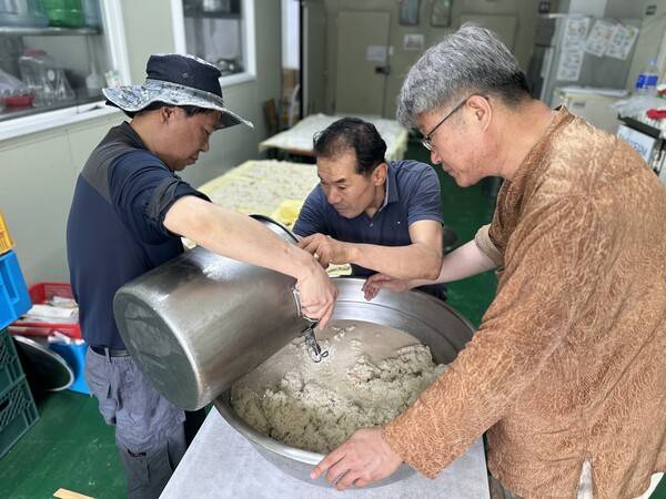 대밭고을 영농조합법인 직원들이 전통주를 빚고 있다. /이영호 기자