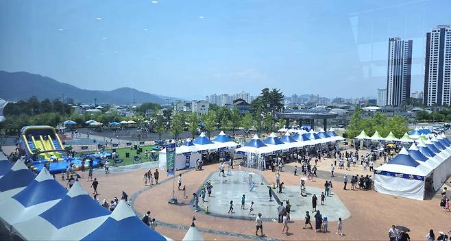 지난 5월 31일부터 6월 1일까지 국립대구과학관 일대에서 열린 ‘2025 YES! 키즈존’ 야외 행사장 전경. / 최상진 기자