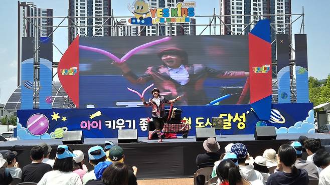 ‘2025 YES! 키즈존' 주 무대에서 진행된 벌룬쇼 전경. / 최상진 기자