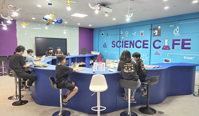 국립대구과학관에서 전시관에서 과학 체험을 즐기고 있는 어린이들. / 최상진 기자