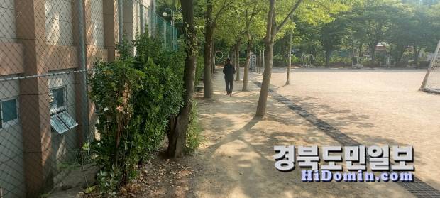 한 주민이 양학동 체육선터 내 운동장에서 맨발걷기를 하고 있다.