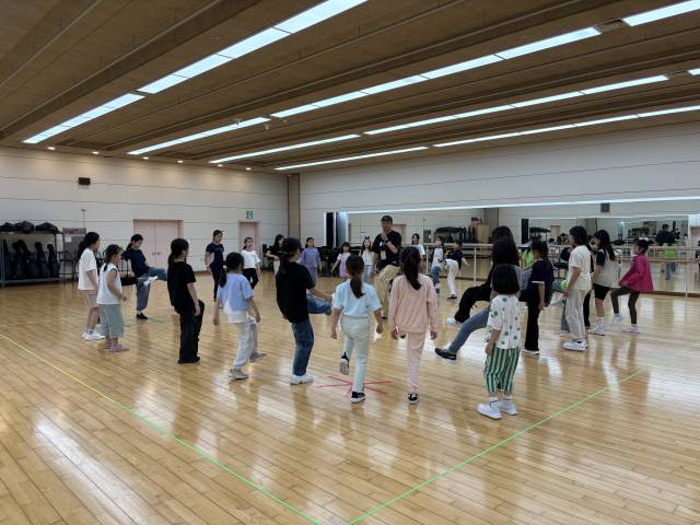 김해문화의전당 대연습실에서 ‘꿈의 무용단’ 아이들이 ‘강강술래’ 대형으로 안무를 연습하고 있다.