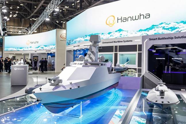 한화시스템이 MADEX 2025에서 첫 공개한 전투용 무인수상정./사진=한화시스템