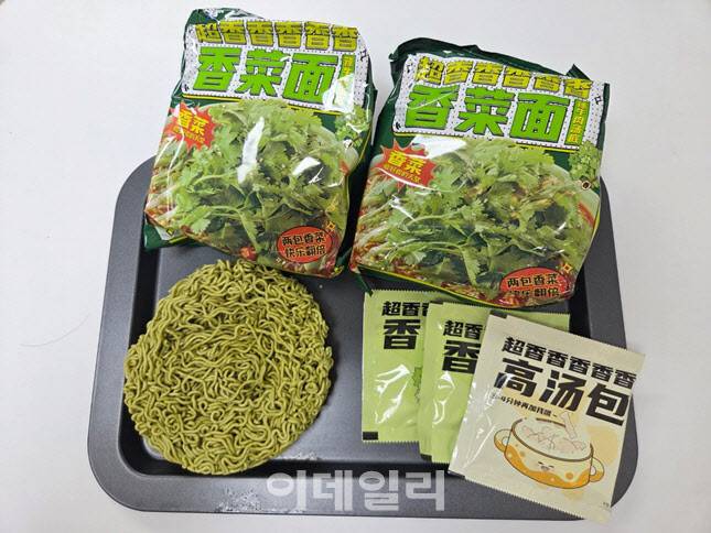 동결건조한 고수 건더기를 넣은 건고수팩이 두개나 들어있다. (사진=한전진 기자)