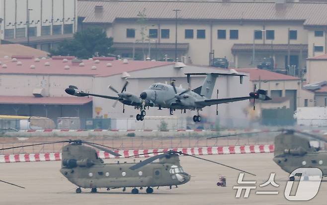 23일 경기 평택시 팽성읍 주한미군기지 캠프 험프리스에 정찰기 RC-12X 가드레일이 이륙하고 있는 모습. 2025.5.23/뉴스1 ⓒ News1 김영운 기자