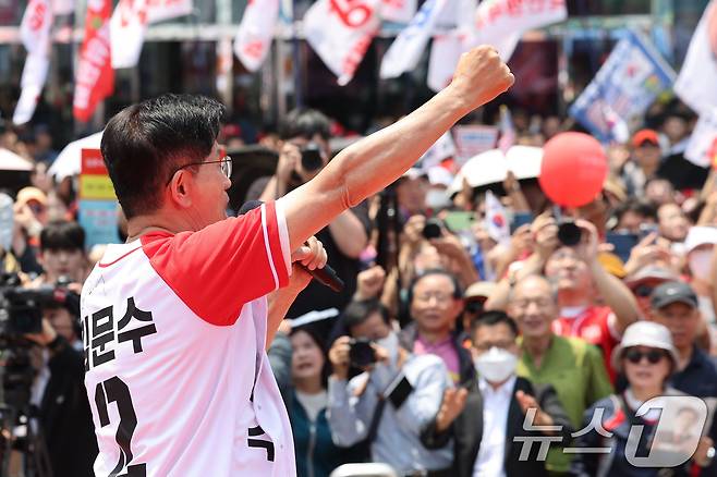 김문수 국민의힘 대통령 후보가 1일 오후 서울 강남구 코엑스 앞 집중유세에서 시민들에게 지지를 호소하고 있다. (공동취재) 2025.6.1/뉴스1 ⓒ News1 이광호 기자