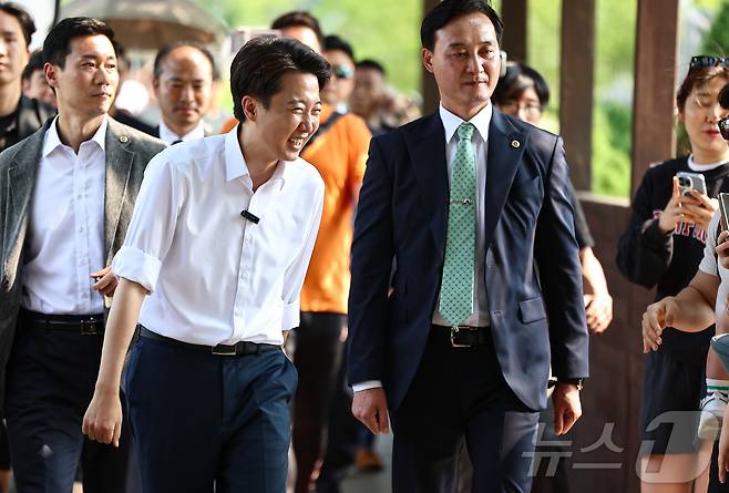 이준석 개혁신당 대통령 후보가 1일 경기 화성시 동탄호수공원을 찾아 시민들과 인사를 나누고 있다. 2025.6.1/뉴스1 ⓒ News1 김도우 기자