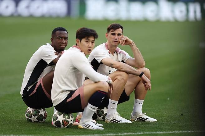 PSG의 이강인이 챔피언스리그 결승전을 하루 앞둔 31일 동료들과 훈련을 소화하고 있다. AFP연합뉴스