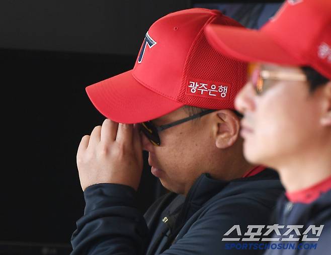 11일 인천 SSG랜더스필드에서 열린 KIA-SSG전. 이범호 감독이 경기를 지켜보며 답답해하고 있다. 인천=정재근 기자 cjg@sportschosun.com/2025.5.11/