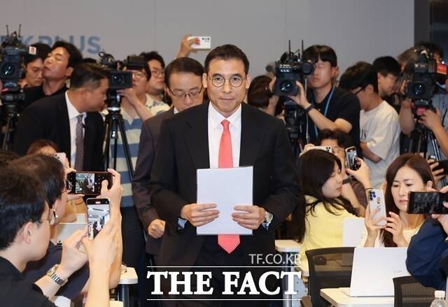 조현문 전 효성 부사장이 지난해 7월 열린 유산 상속 관련 기자간담회에 참석하기 위해 이동하고 있다. 조 전 부사장은 해당 기자간담회에서 공익재단 설립 계획을 발표했다. /더팩트 DB