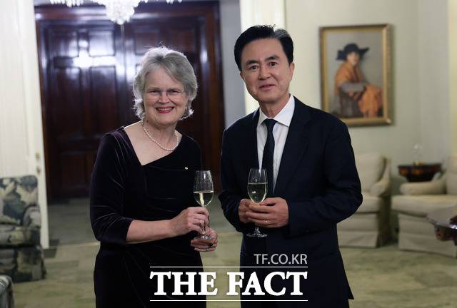 해외시장 개척 등을 위해 인도네시아를 거쳐 호주를 방문한 김태흠 충남도지사가 지난달 28일 남호주 주총독 관저에서 프랑세스 애덤슨 주총독을 접견하고 기념촬영을 하고 있다. /충남도