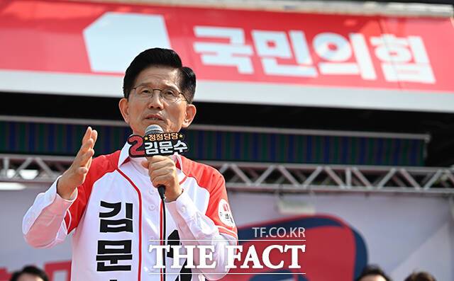김문수 국민의힘 대선 후보가 1일 "여러분은 할 수 있다. 대한민국이 독재로 가느냐, 아니면 민주주의를 위대하게 발전시키느냐는 여러분에게 달려있다"며 선거 막판 투표를 적극 독려하고 나섰다. /박헌우 기자