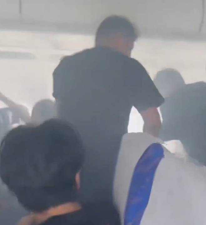 중국 남방항공 CZ6850편 기내에 연기가 들어찬 모습./SCMP 캡처