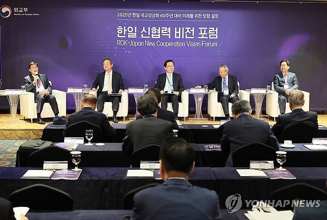 지난해 5월 한일신협력비전포럼에서 참석자들이 한일수교 60주년을 맞아 출입국 간소화 조치 등에 대해 논의하고 있다. 왼쪽부터 박철희 주일대사(당시 국립외교원장), 정병원 외교부 차관보, 장제국 동서대 총장, 박준우 전 청와대정무수석, 진창수 주오사카총영사(당시 세종연구소 일본연구센터장)./연합뉴스