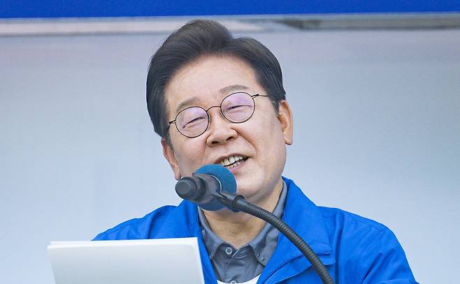 이재명 더불어민주당 대통령 후보가 1일 오전 대구 동구 동대구역 광장에서 시민들에게 지지를 호소하고 있다. /뉴스1