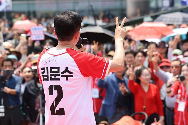 김문수 국민의힘 대통령 후보가 1일 오후 서울 강남구 코엑스 앞 집중유세에서 시민들에게 지지를 호소하고 있다. /뉴스1